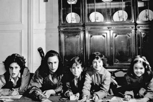 Nica Rothschild with her children, Janka, Shaun, Berit and Kari in 1957.