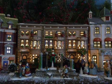 Charles Dickens reading A Christmas Carol in front of the Mulberrie Court Brownstones